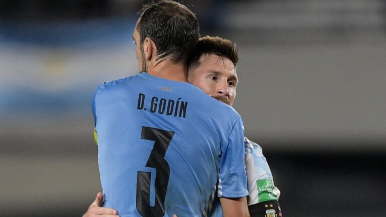 Godín cuenta que en 2016 le escribió a Messi para que no se retirara de la Selección Argentina
