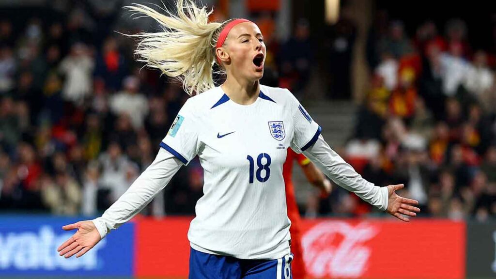 Chloe Kelly celebra el quinto gol de Inglaterra. Reuters