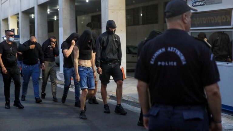 Más de 100 hinchas croatas son acusados por homicidio en Grecia