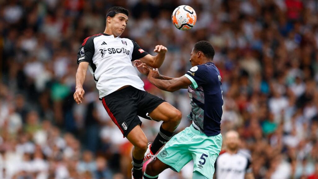 El Fulham de Raúl Jiménez cae como local ante el Brentford en su primera derrota de la temporada