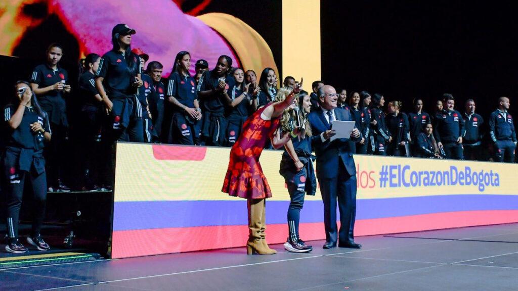 Homenaje a la Selección Colombia Femenina en Bogotá. - @FCFSeleccionCol.