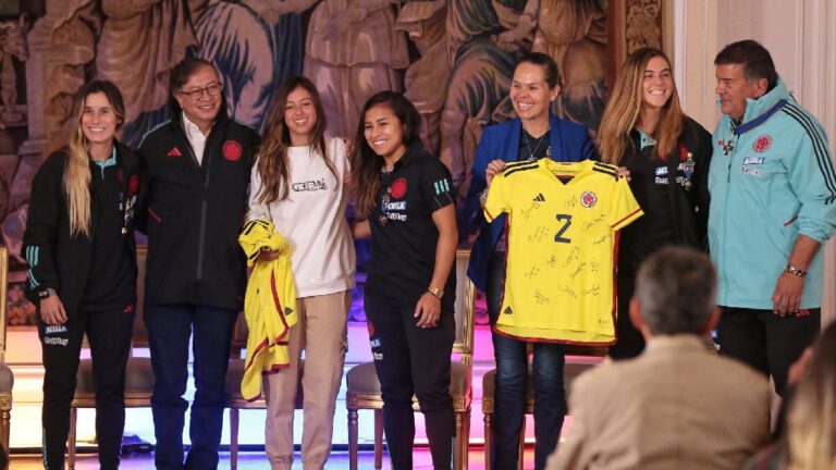 Gustavo Petro recibe a la Selección Colombia y promete millonaria suma para la Liga Femenina 2024