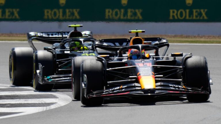 Brutal ataque de Lewis Hamilton a Checo Pérez: “Si tuviera el auto de Sergio, Max no estaría pasando el momento que tiene ahora”