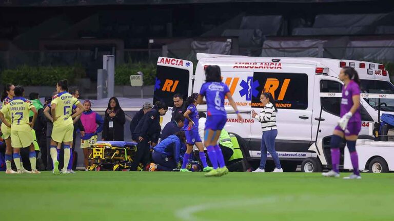 Daniela Flores sale en ambulancia del Estadio Azteca en duelo entre América y Cruz Azul