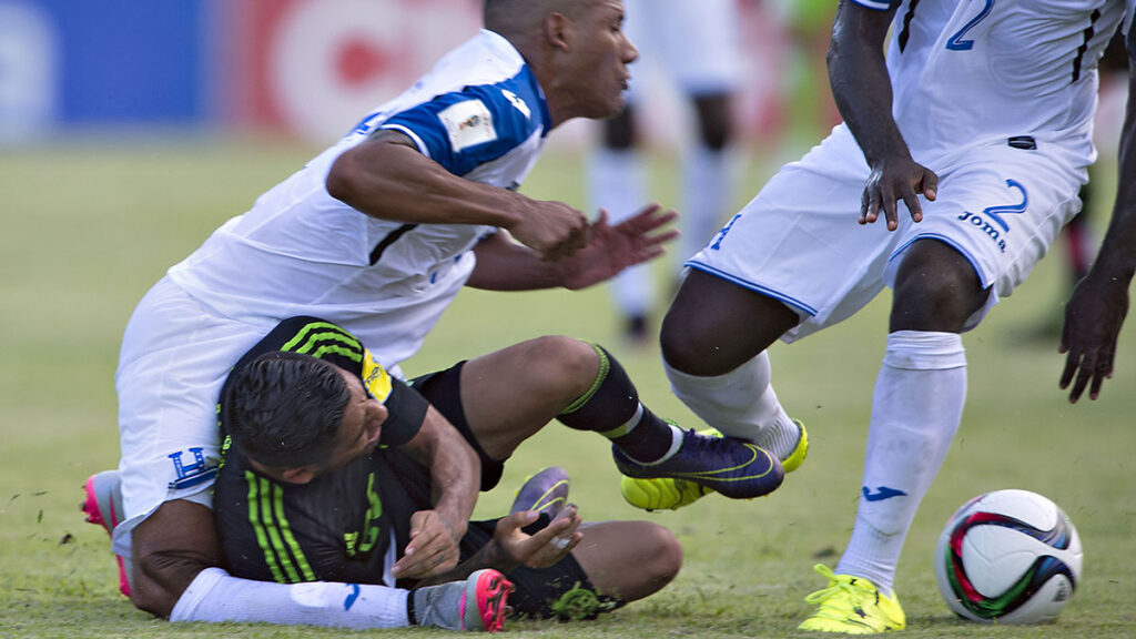 En un duelo entre México y Honduras se vivió una lesión como la de Marcelo a un rival