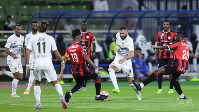 Karim Benzema asiste un gol para la victoria del Al-Ittihad en la primera jornada de la Saudi Pro League