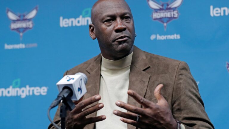 Michael Jordan cierra la venta de venta de la mayoría de sus acciones de los Hornets