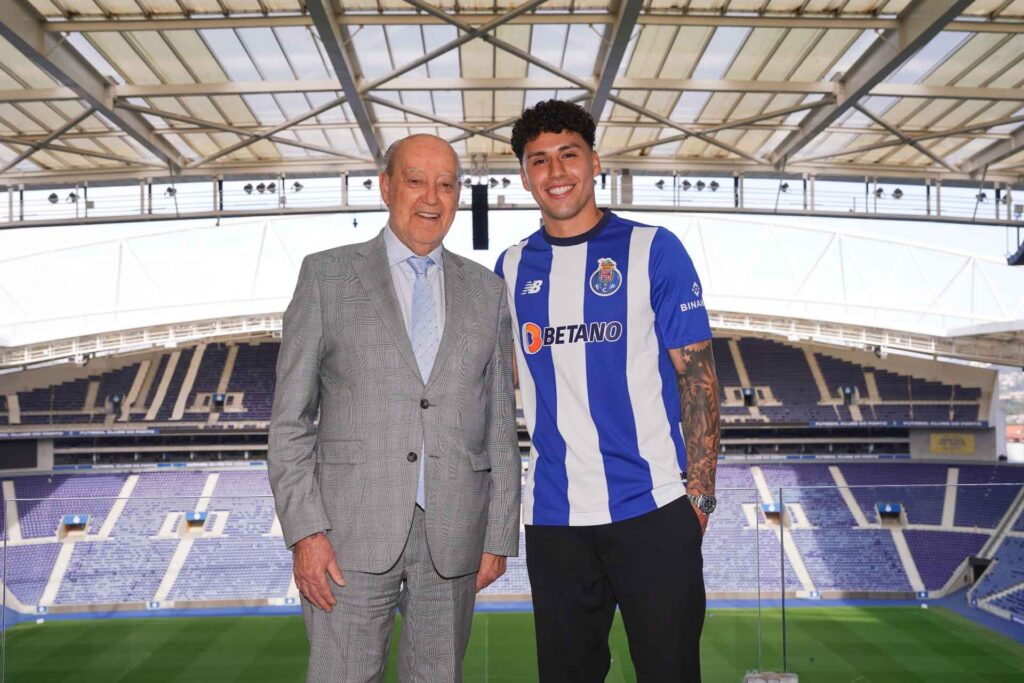 Jorge Sánchez posa con el jersey de Porto | Twitter; @FCPorto