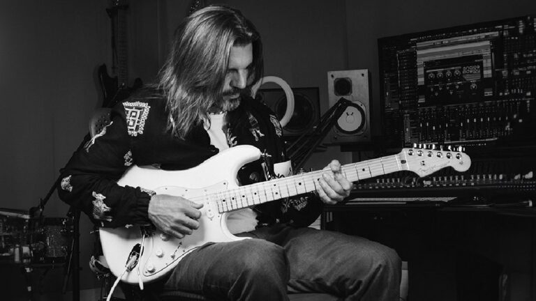 Juanes recibe regalo de cumpleaños que “ni en sueños imaginaba”: “Luna White”, la guitarra que Fender hizo para el paisa