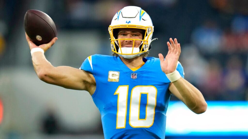 Justin Herbert todavía estaría en duda para regresar con los Chargers | AP