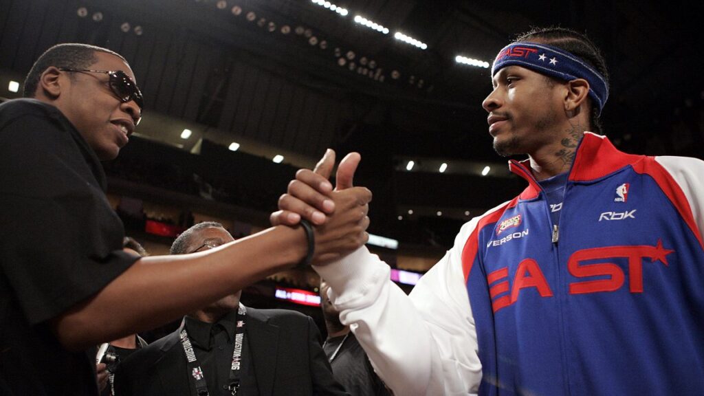 Jay-Z le da la mano a Allen Iverson en 2006. - AP.