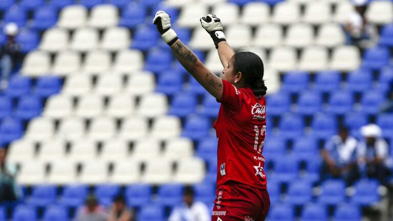 ¡Histórica! Karla Morales marca el primer gol de una arquera en la Liga MX femenil  