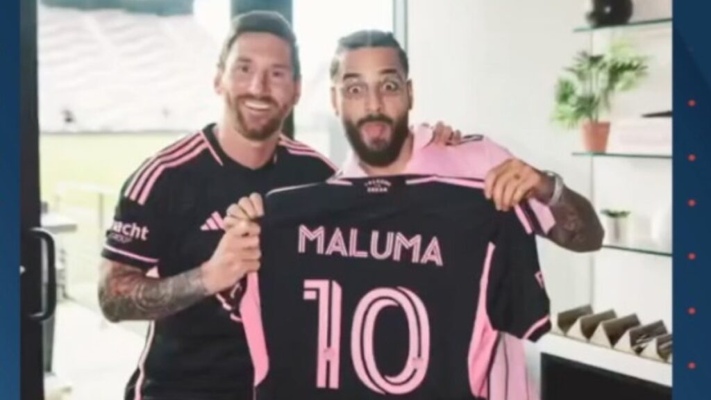 Maluma Baby recibió un gran regalo de parte de Lionel Messi: Su camiseta del Inter Miami autografiada y dedicada.