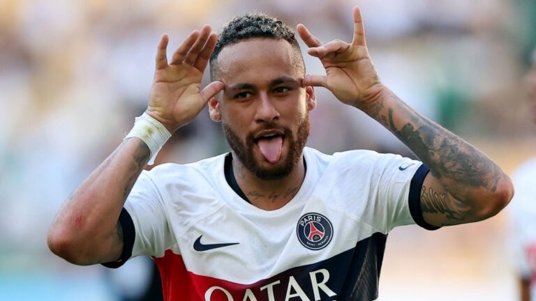El padre de Neymar niega que su hijo quiera dejar al PSG