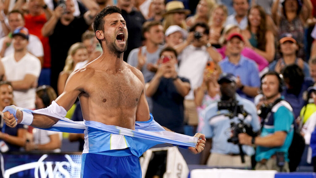 Novak Djokovic celebra el título. - Reuters.