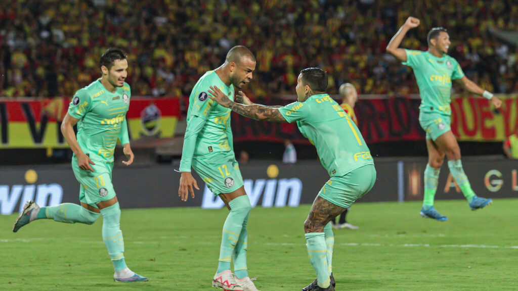 Jugadores de Palmeiras celebran un gol. - Vizzor Image.