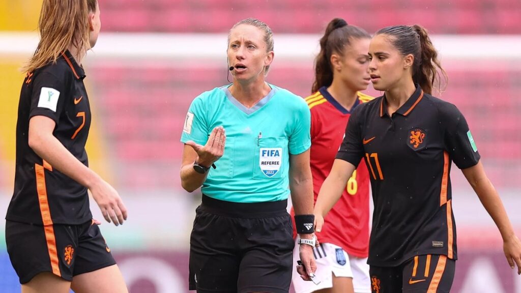 Tori Penso, árbitra de la final del Mundial femenino. - FIFA.com.