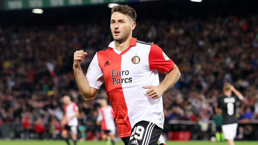 Santi Giménez estuvo a punto de darle el triunfo al Feyenoord. Reuters