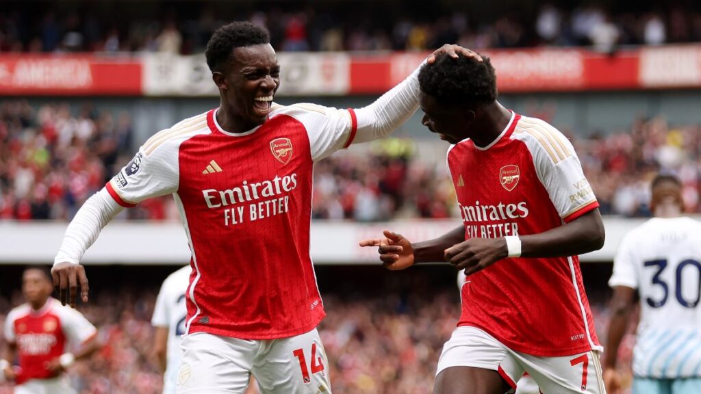 Eddie Nketiah y Bukayo Saka celebra un gol. - @Arsenal.