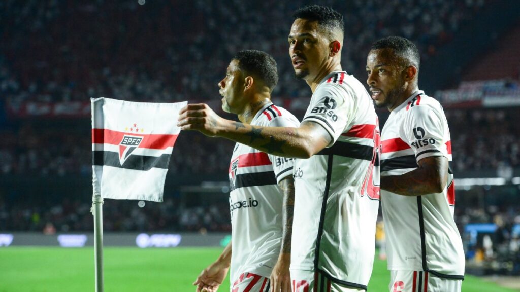 Jugadores de Sao Paulo celebran un gol. - @SudamericanaBR.