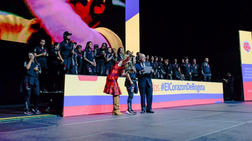 Selección colombiana regresa entre aplausos y celebraciones tras su participación en el Mundial Femenil