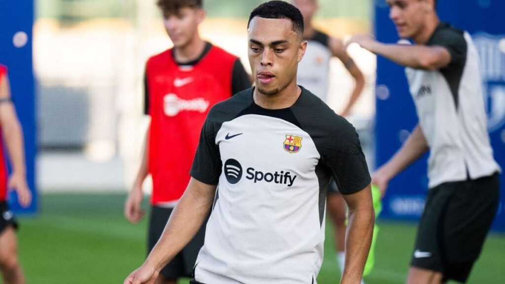 Sergiño Dest llegará cedido desde el Barça al PSV