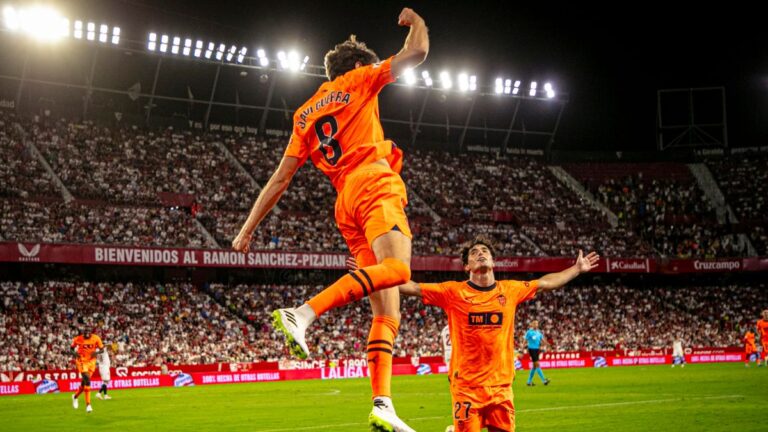 Sevilla cae ante el Valencia en su debut liguero con Tecatito Corona en la banca