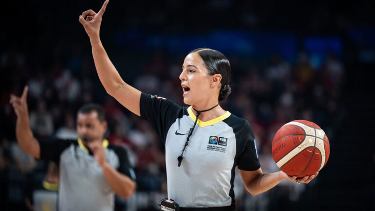¡Orgullo mexicano! Blanca Burns se convierte en la primera referee en un Mundial de Básquetbol