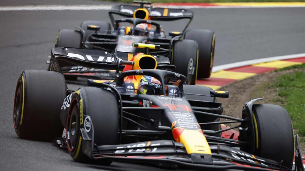 Crece la teoría de que los monoplazas de Checo Pérez y Max Verstappen son diferentes | Reuters