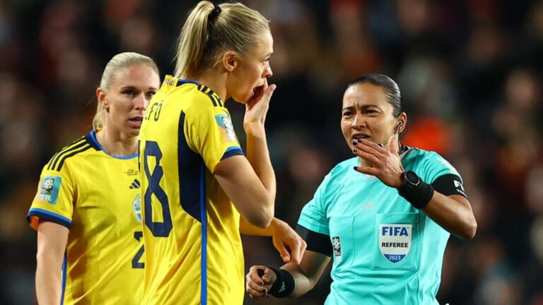 Suecia explota por el primer gol de España y porque la silbante brasileña Edina Alves “se rió en nuestra cara”