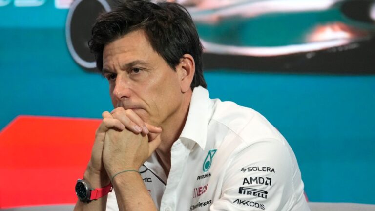 Toto Wolff muestra su desconcierto respecto diferencias de rendimiento entre Max Verstappen y Checo Pérez