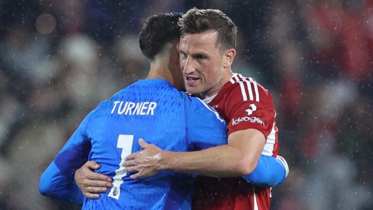 Matt Turner consigue su primera victoria con el Nottingham Forest gracias a un agónico gol de Chris Wood