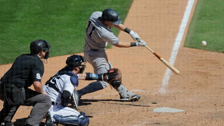 Un error en extra innings opaca que Anthony Volpe es el primer novato de Yankees con 20 home runs y 20 bases robadas