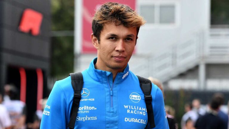 Alexander Albon se queja de Checo Pérez: “Se lanzó desde lejos y me chocó en el costado”