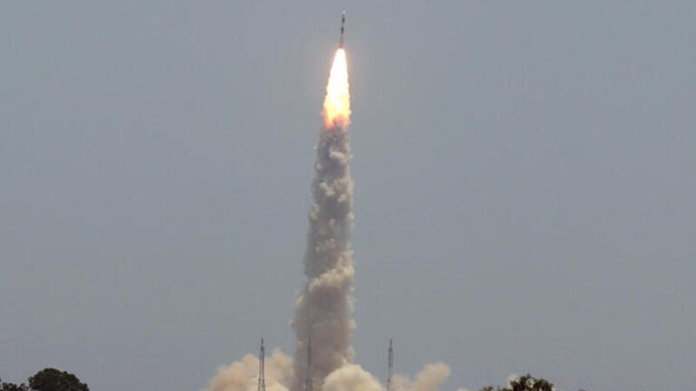 La India va a la conquista del Sol: Lanza primera misión espacial para explorar al astro rey
