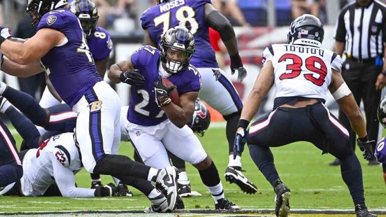 Ravens vencen a los Texans, pero pierden al corredor JK Dobbins por desgarrarse el ligamento cruzado