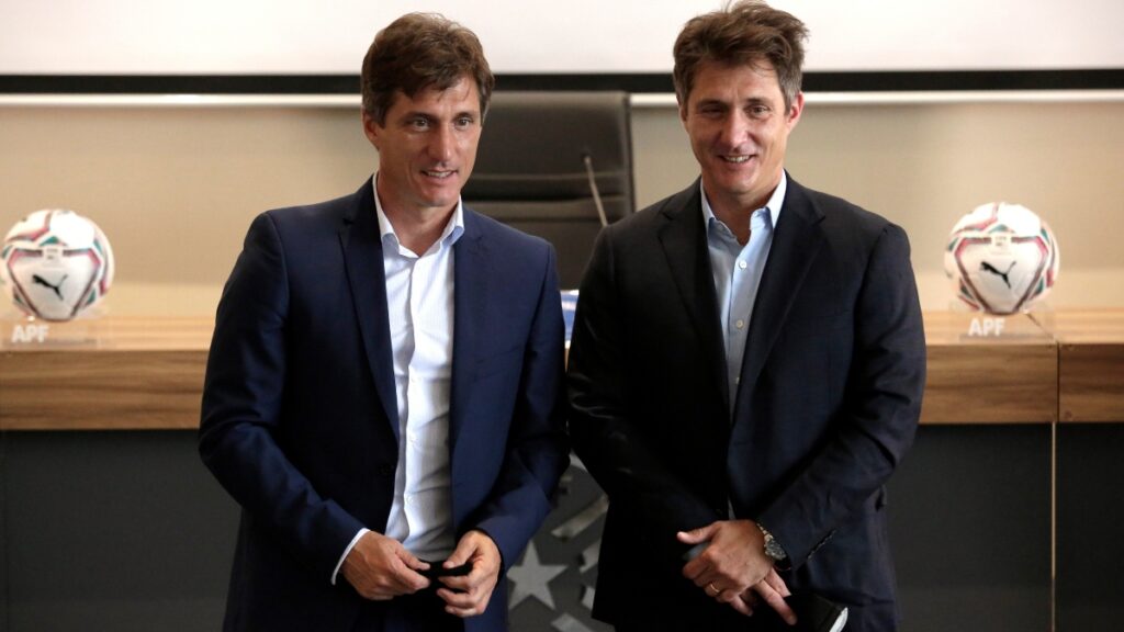Guillermo y Gustavo Barros Schelotto, entrenadores ex Paraguay / Reuters