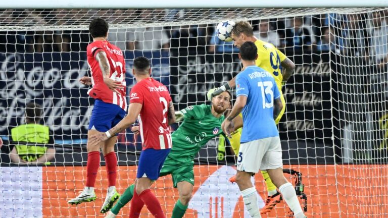 Un épico golazo del arquero Iván Provedel le da el empate a Lazio frente al Atlético en Roma