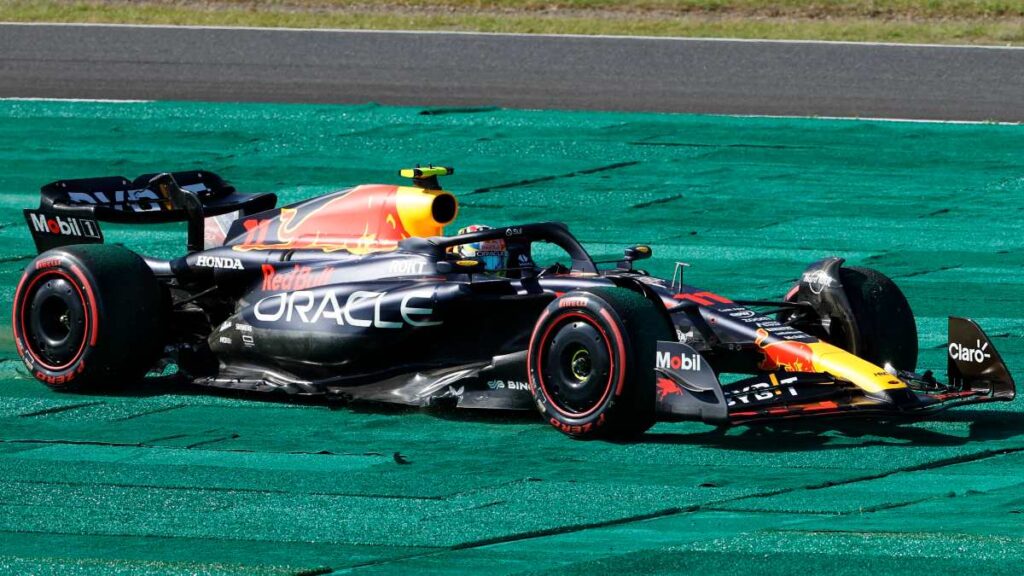 Dos choques dañan el monoplaza de Checo Pérez quien abandona el GP de Japón