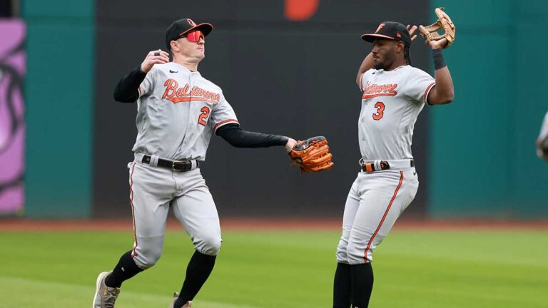 Los Orioles superan a los Guardians y se acercan al título divisional