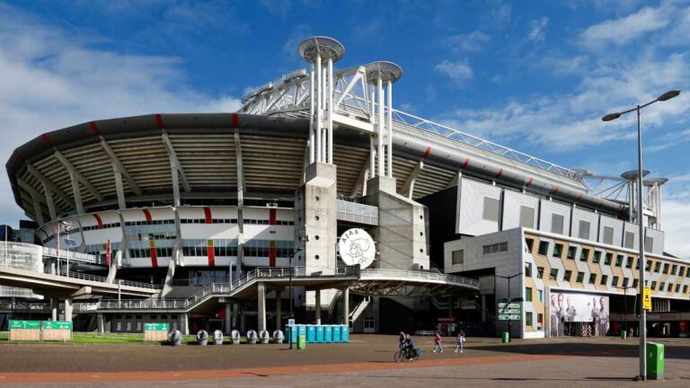 Ajax se niega a reanudar este miércoles el partido ante Feyenoord y amenaza con emprender acciones legales