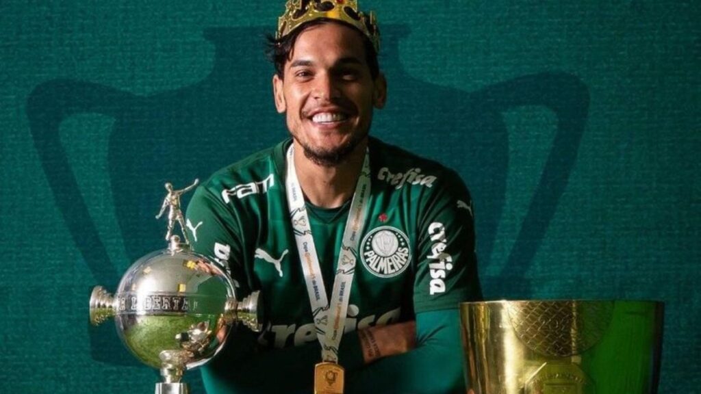 Gustavo Gómez posa con algunos trofeos que ganó en Palmeiras. Foto: Palmeiras.