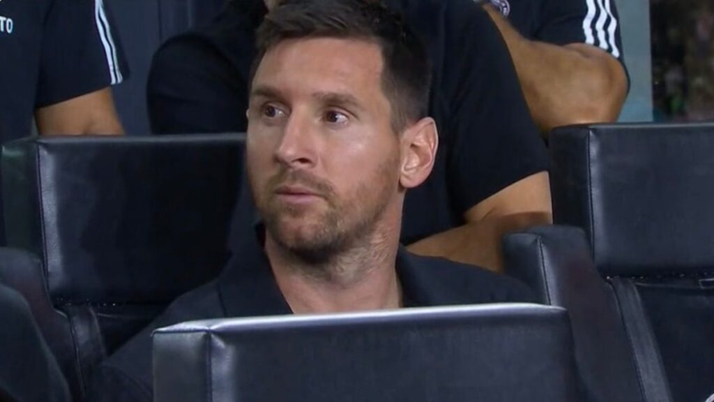 Leo Messi, desde la grada del estadio siguiendo a sus compañeros. Foto: Captura.