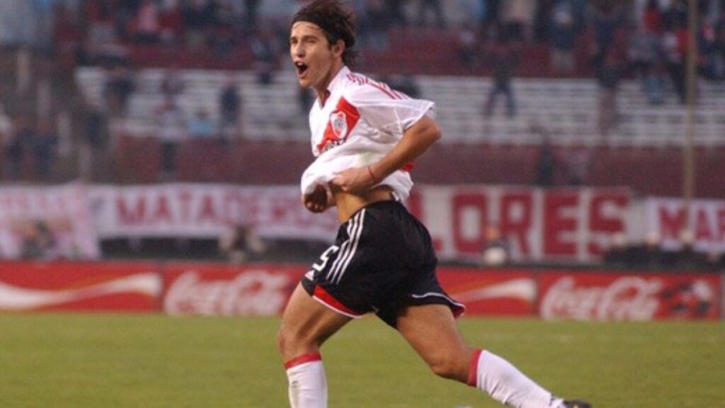 Toranzo grita un gol con la camiseta de River. Foto: CARP.