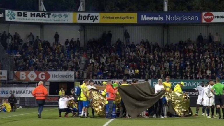 El portero, Etienne Vaessen, cae inconsciente tras un fuerte choque: partido de Ajax y RKC Waalwijk