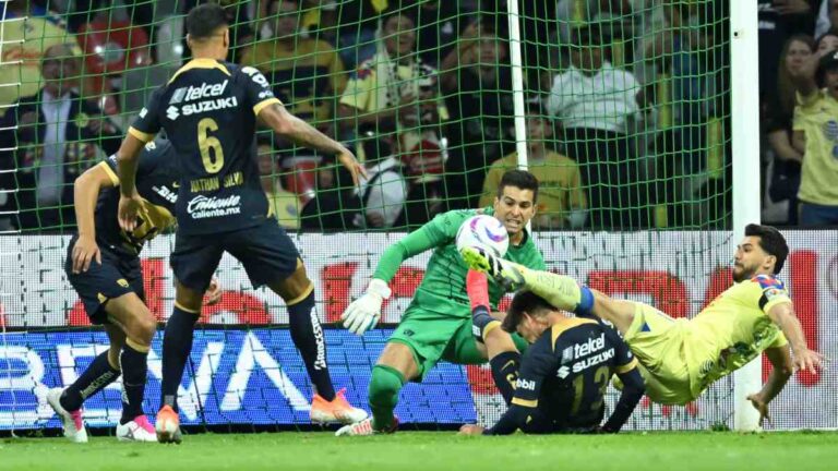 ¡Polémica en el Clásico Capitalino! ¿Penalti sobre Henry Martín previo a su gol anulado?