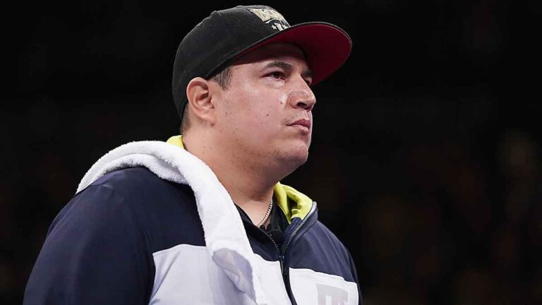 Eddy Reynoso felicita a Julio César Chavez Jr por su regreso al ring