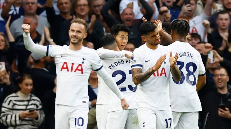 Tottenham derrota al Liverpool de último minuto con un autogol de Joel Matip