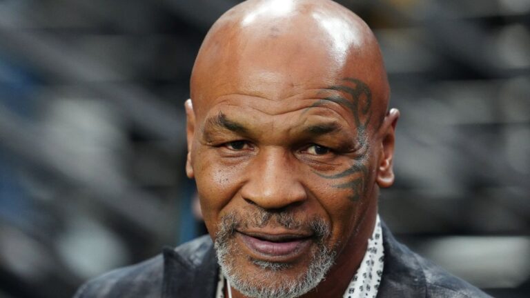 Mike Tyson cuestiona la pelea de Canelo y Charlo: “Es pura mierda”