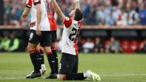 Lesión de Santiago Giménez no sería de gravedad y podría debutar en Champions League